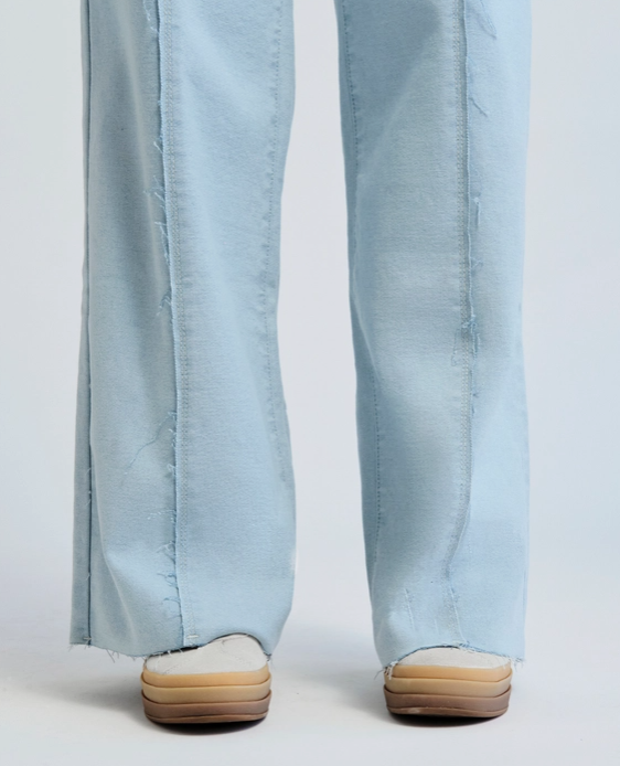 Frayed Seam Wide-Leg Denim Jeans – Light Wash