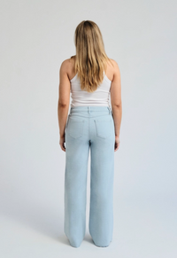 Frayed Seam Wide-Leg Denim Jeans – Light Wash